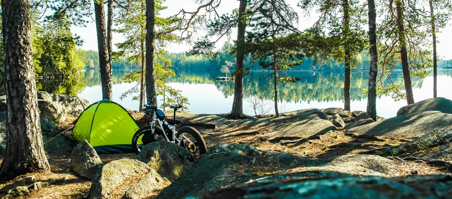 Telttapaikka rannalla.