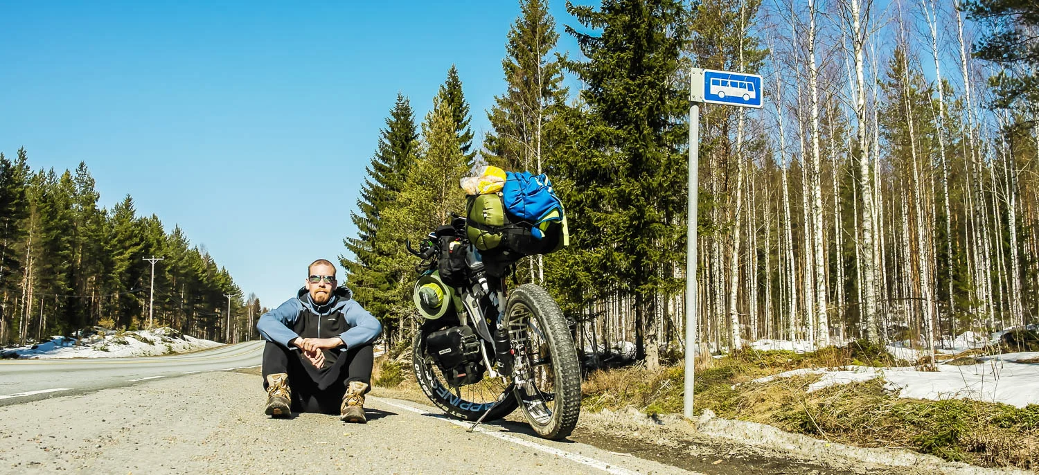 Läskipyörän kanssa tien päällä.