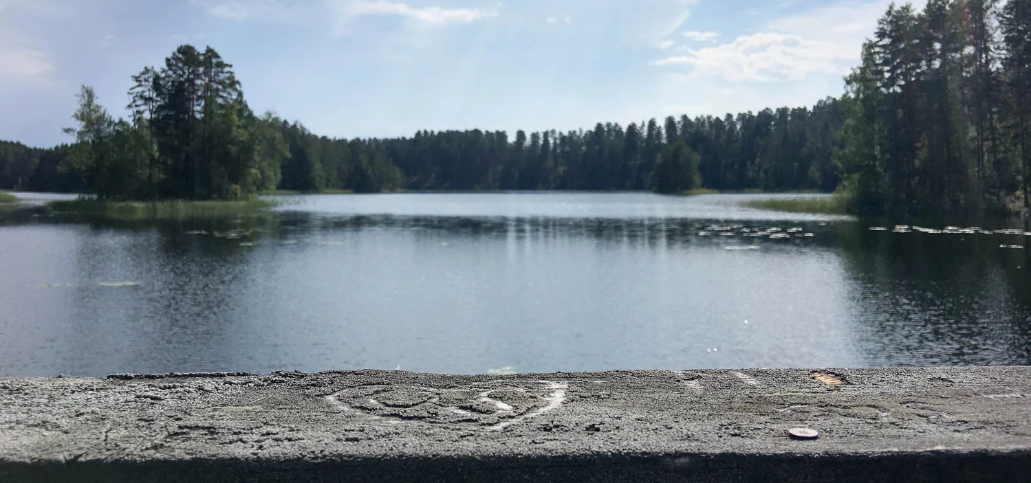 Rakkaudentunnustus sillan kaiteessa.