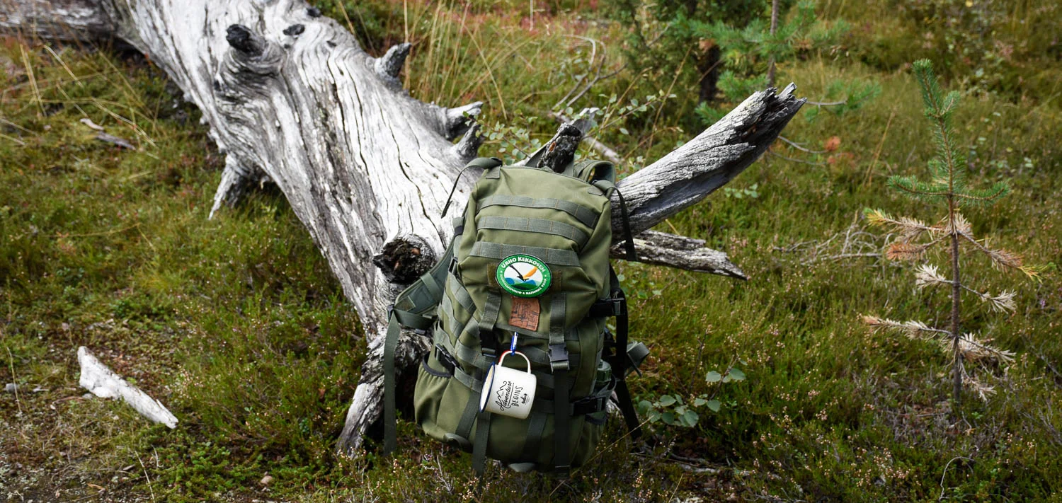 Reppu luonnon oman nojatuolin vieressä.