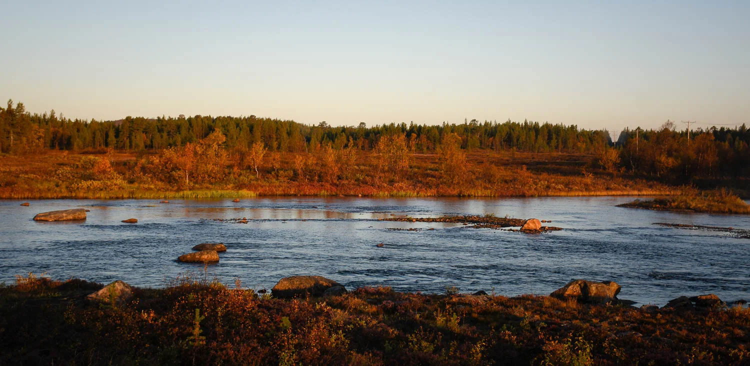 Auringonlasku maalaa vastarannan oranssiksi.