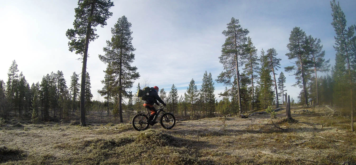 Läskipyörä on näihin maisemiin erinomainen kulkuväline.