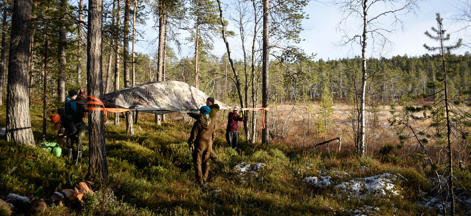 Ufoa pystyttämässä.