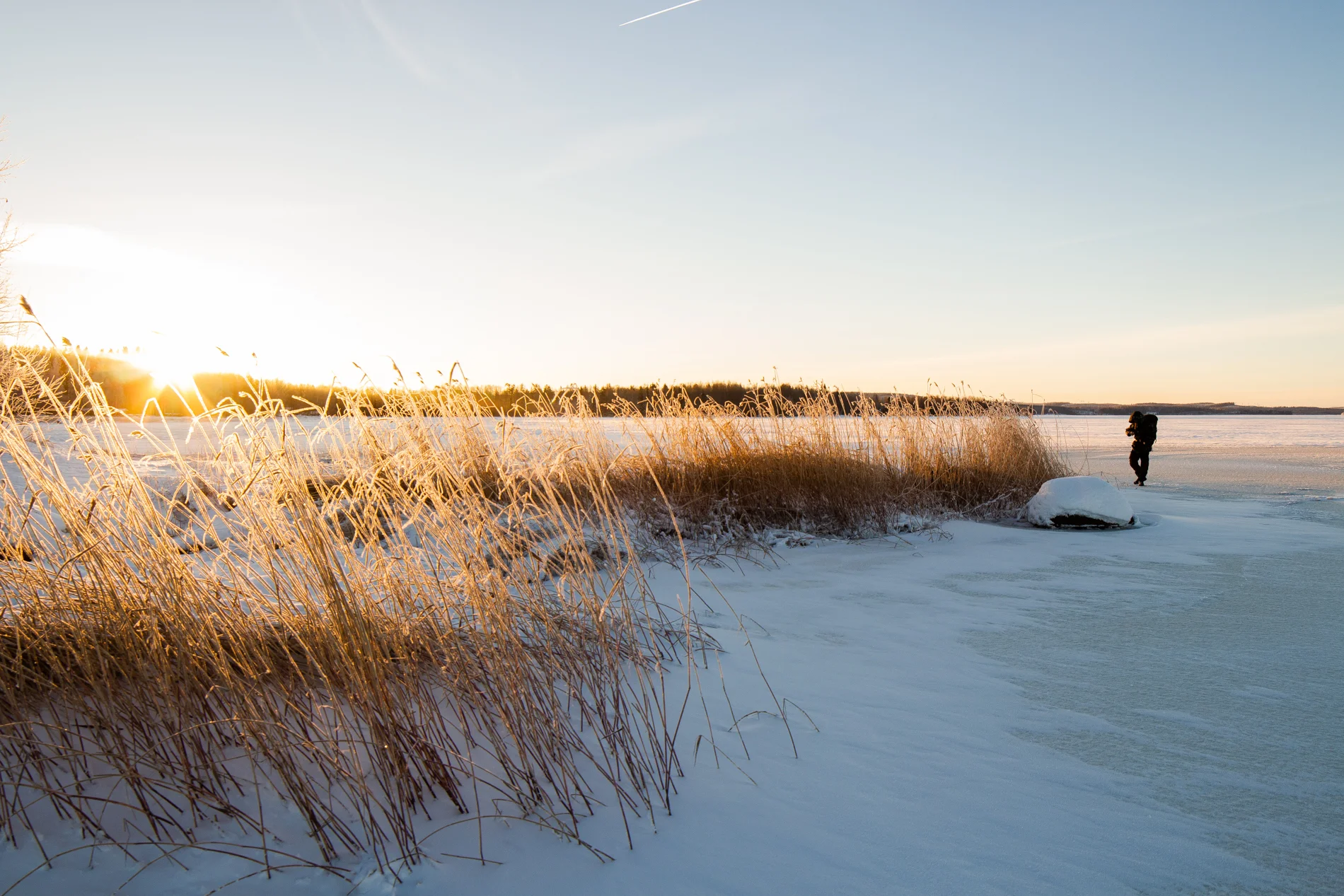 Aurinkoinen pakkassää järvellä.