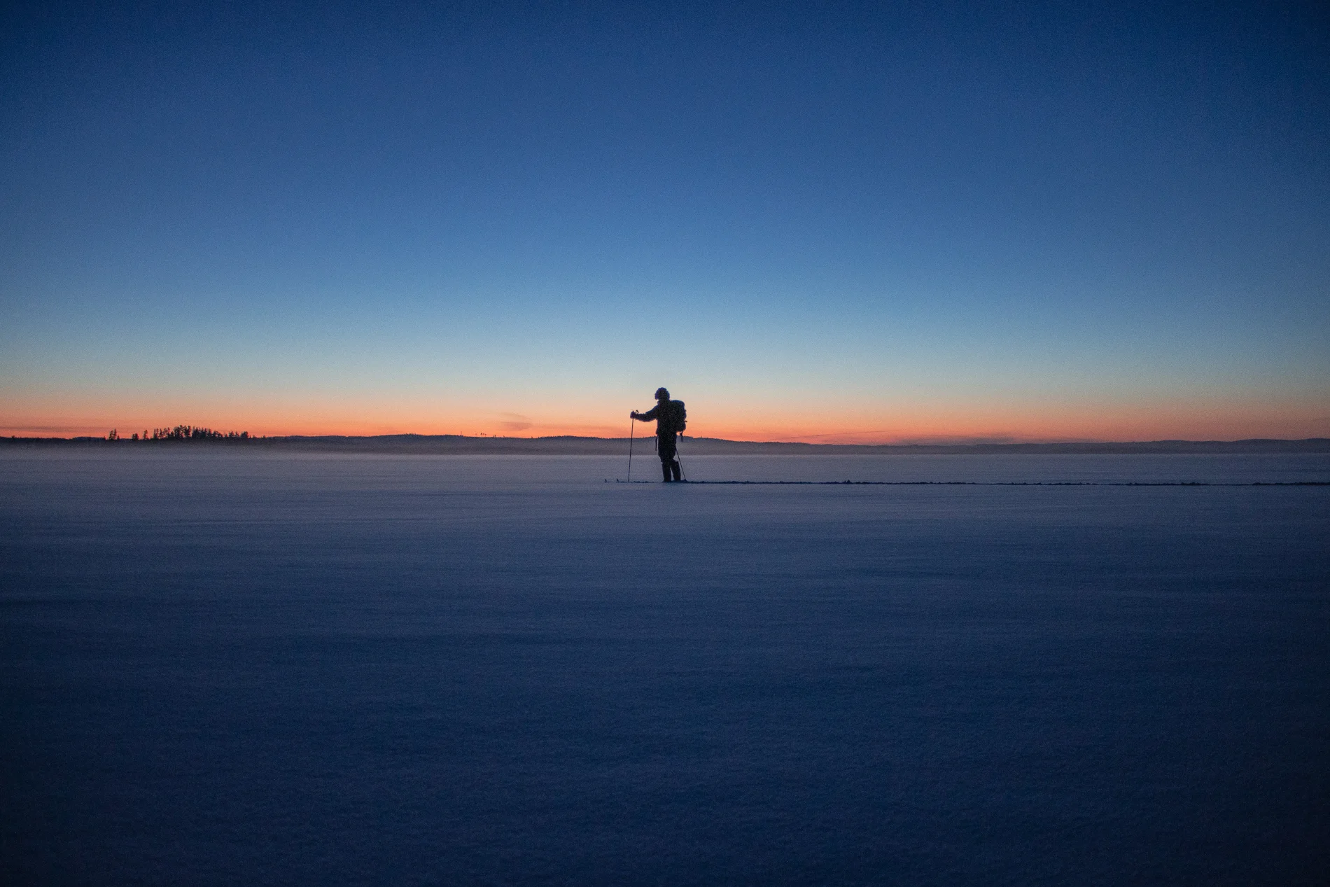 Yksin hiljaisella järvenselällä.