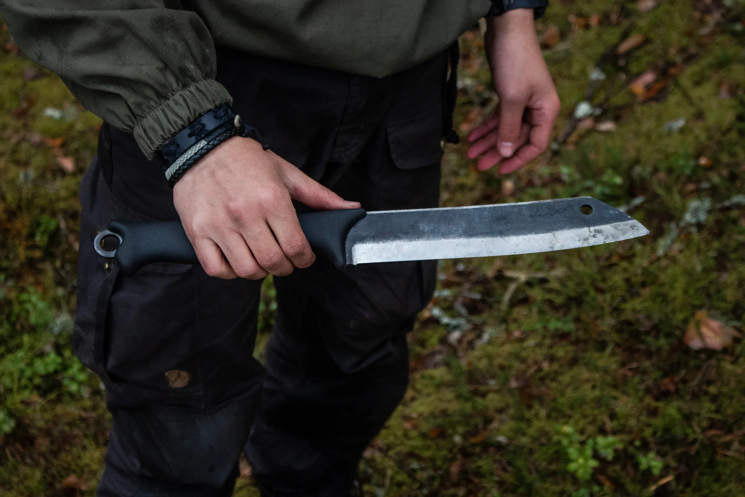 Skraman terän pituus on 240mm ja koko veitsen pituus 430mm.