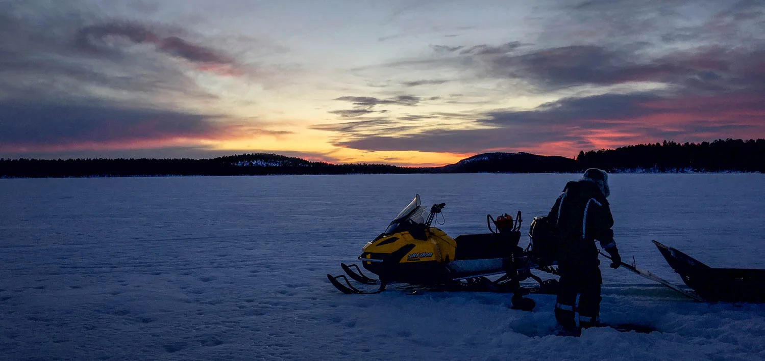 Kelkkailua auringonlaskussa.