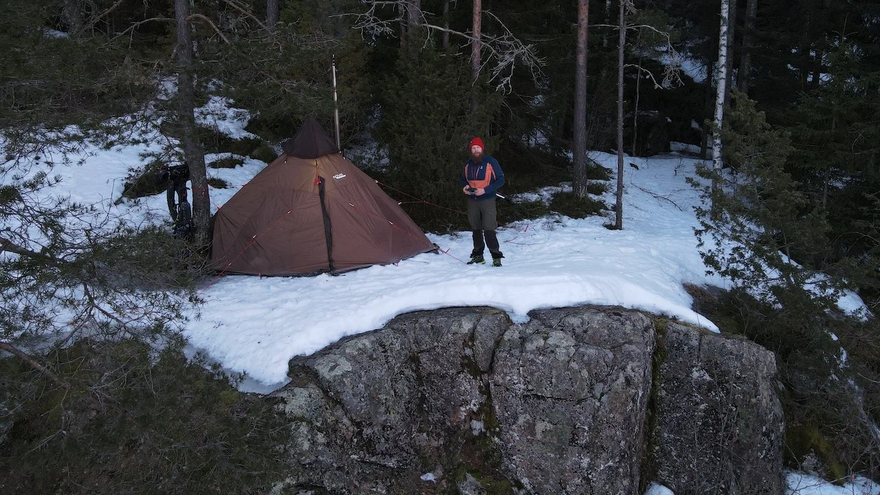 Bikepacking-retkelle Liesjärven kansallispuistoon kotateltan ja kamiinan kanssa