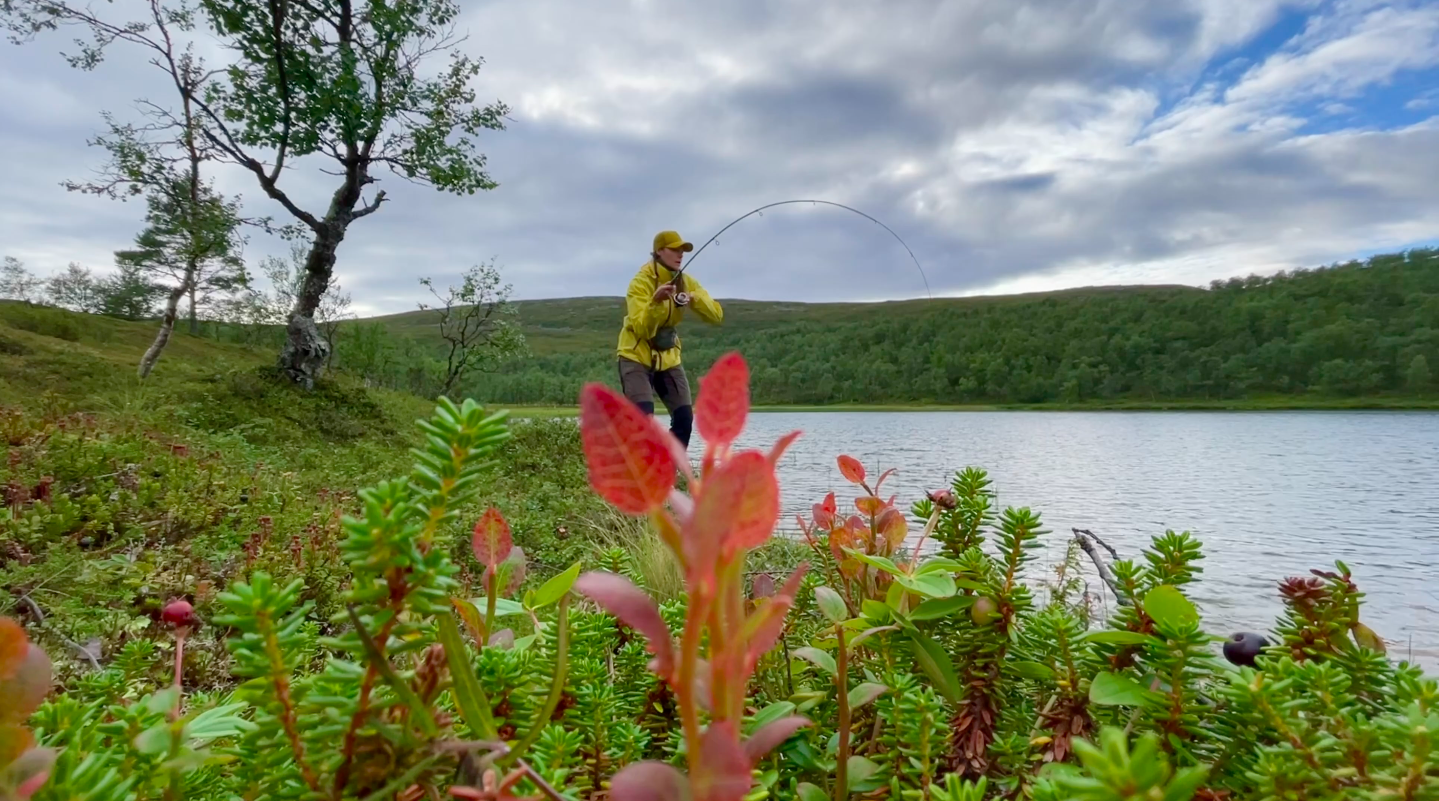 Henna Linné kalastamassa Muotkatunturin erämaa-alueella.