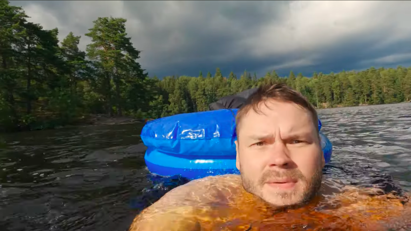 Asko Rekunen uimassa Teijossa.