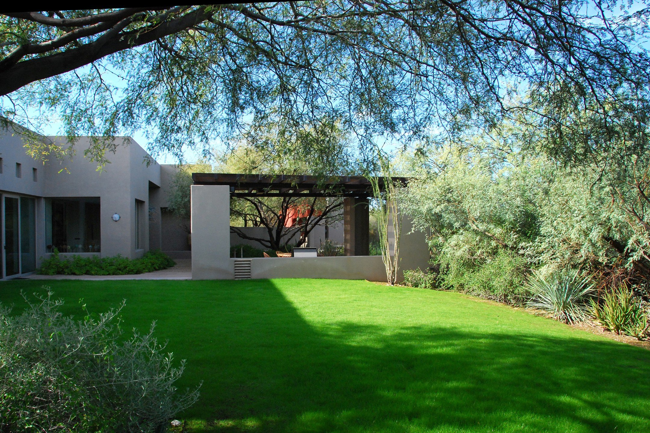 Building a fake wash, Paradise Valley, Arizona
The grand-kids had grown, and the unused lawn was removed, the size of the left-over bare space was out of scale with the dense desert landscape and was problematic as what to do with the area. The solut