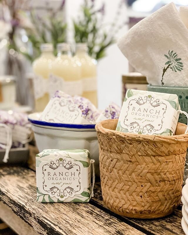 🌿 Bath products, all-natural cleaning &amp; laundry supplies, candles &amp; more! The @blossomingolive covers all things fresh &amp; clean! 🌿