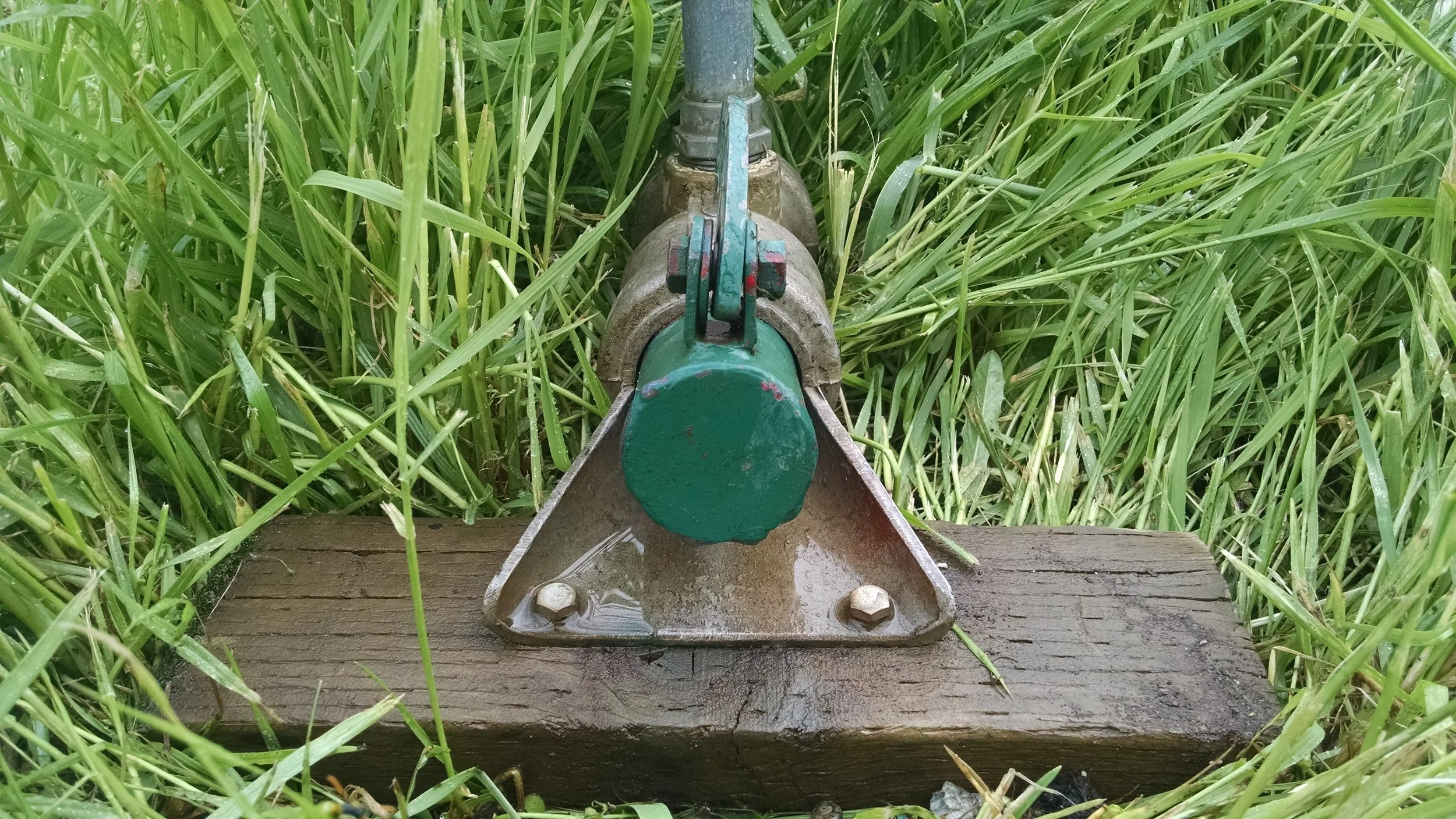 This end cap only comes off to flush debris out of the pipes at the beginning of the season
