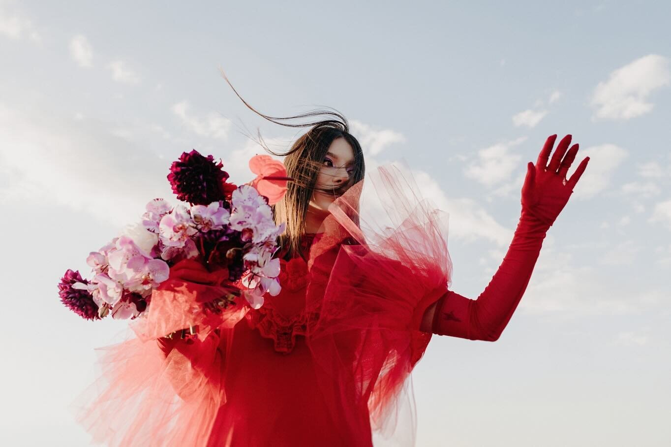 Lydia Deetz meets The Smashing Pumpkins and a romantic, rock and roll bridal dream is born.❤️&zwj;🔥 
This beautiful editorial is now on my journal, take a look link in bio or comment below and I&rsquo;ll send you the link!

Photo @annasauzaphotograp