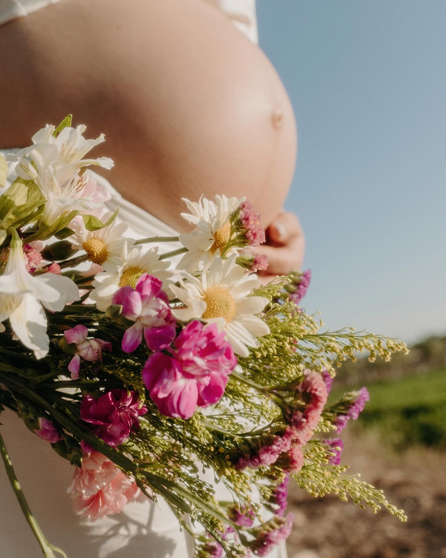 Dreamy portraits using the beautiful Dream FX Filter by @prismlensfx 
15% off discount code on any purchase, send me a DM✨

.

.

.

#prismfx #dreamfilter #dreamyportraits #documentingwomen #maternityportraits #pregnancyphotos #intimatephotographer #