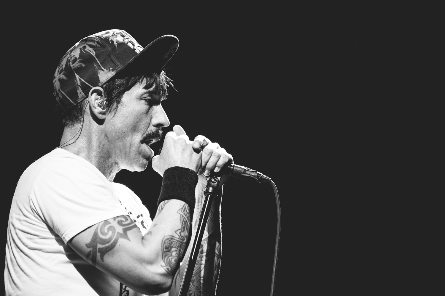 anthony-kiedis-red-hot-chili-peppers-oracle-arena-oakland.jpg