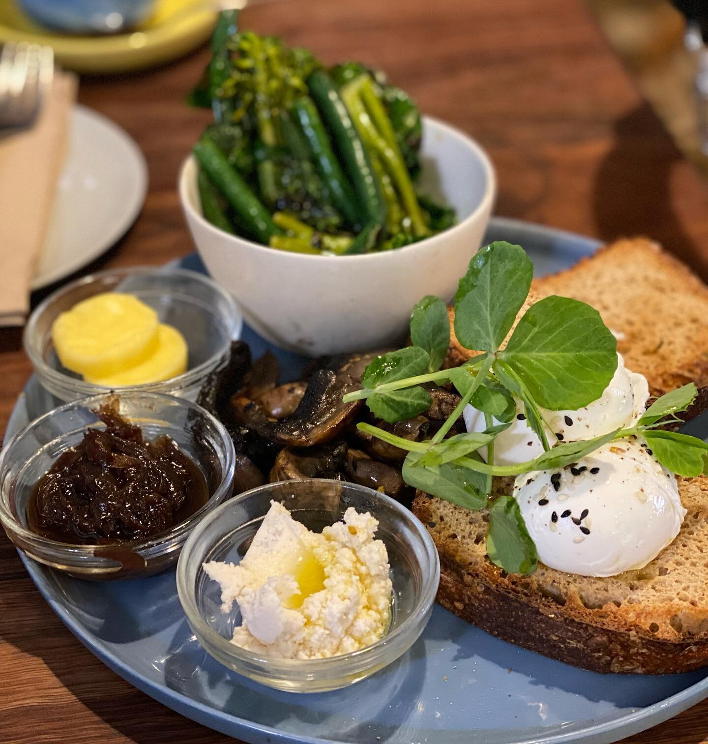 Poachies on dense and delicious wholemeal toast with a bunch of tasty sides @twochapscafe this morning. Spectacular day to be out and about, made all the better thanks to the spectacular @glutenfreefoodieau.