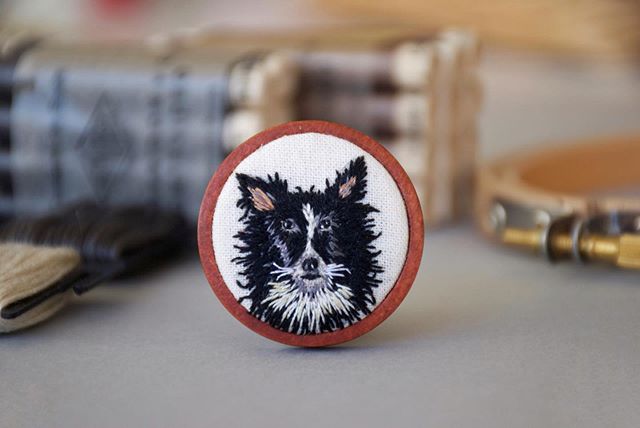 Ozzy bordada en un prendedor para que pueda acompañar a sus amigos durante el viaje 🗺
Ser parte de estas historias, es lo más lindo de mi trabajo. Gracias 🖤
.
.
.
.
.
.
.
#elnuevoreino #embroidery #bordado #bordadoamano #bordadoamao #portrait #embroideryportraits #dog #perros #petstagram #fiberart #textil #broderi