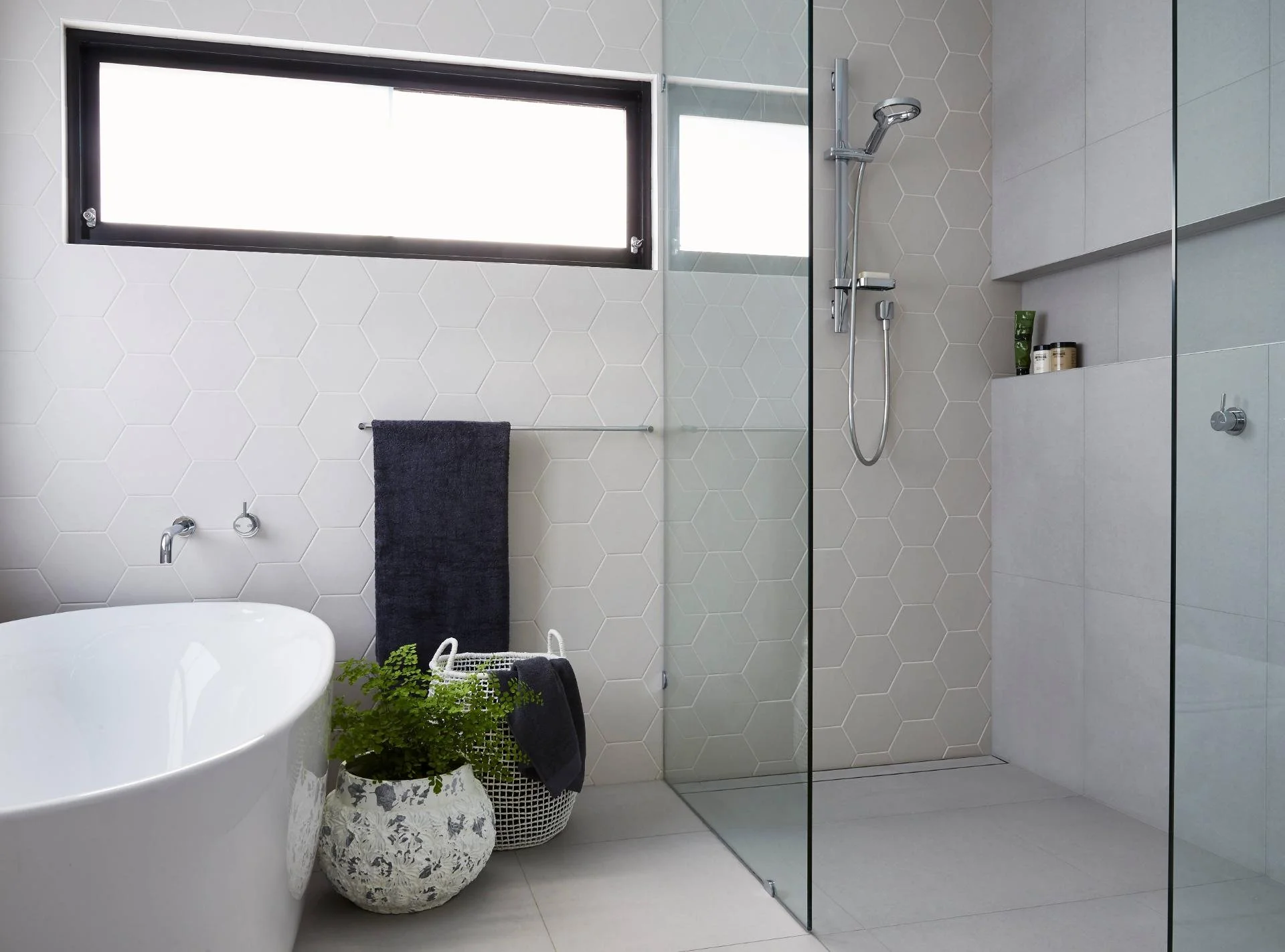 170131_21StJamesRd_Girlsbathroom_097.jpg
