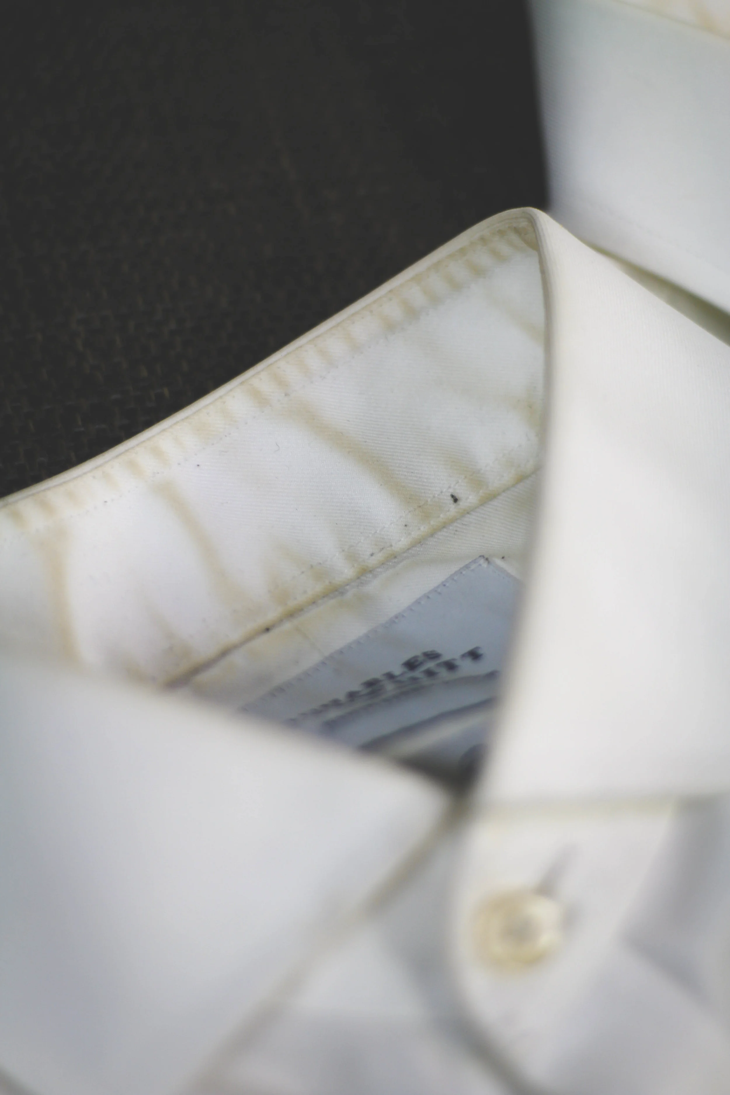 How To Remove Yellow Sweat Stains From White Shirts The Mensch