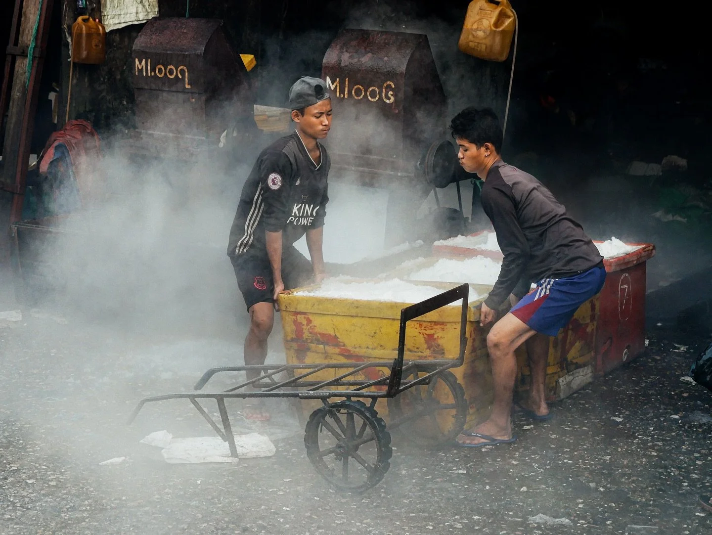 Two boys haul boxes of ice at San Pya fish market #Yangon 2019. 

#street_me_up #spi_travel #myanmartravel