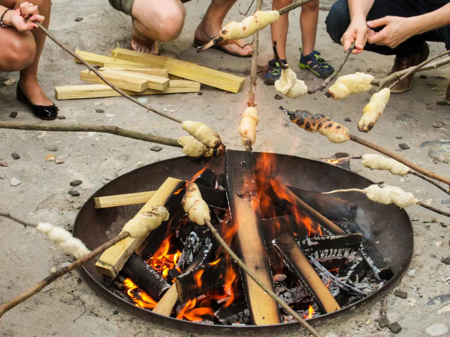 CURAVIVA_SCHWEIZ_HERHEIMSPAZIERT_Essen_im_Heim_BildArtikel_Schlangenbrot.jpg