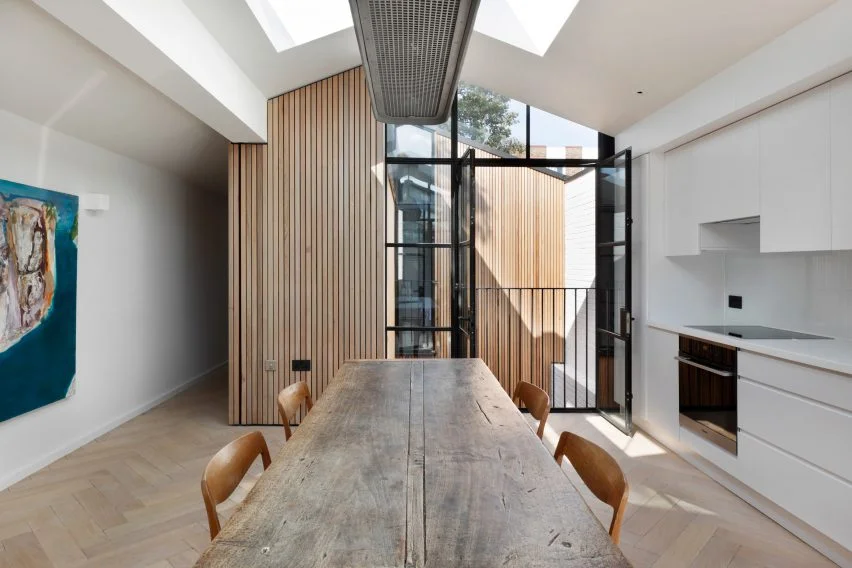 Courtyard-House-De-Rosee-Sa-Design-Architecture-Residential-London_dezeen_2364_col_8-852x568.jpg