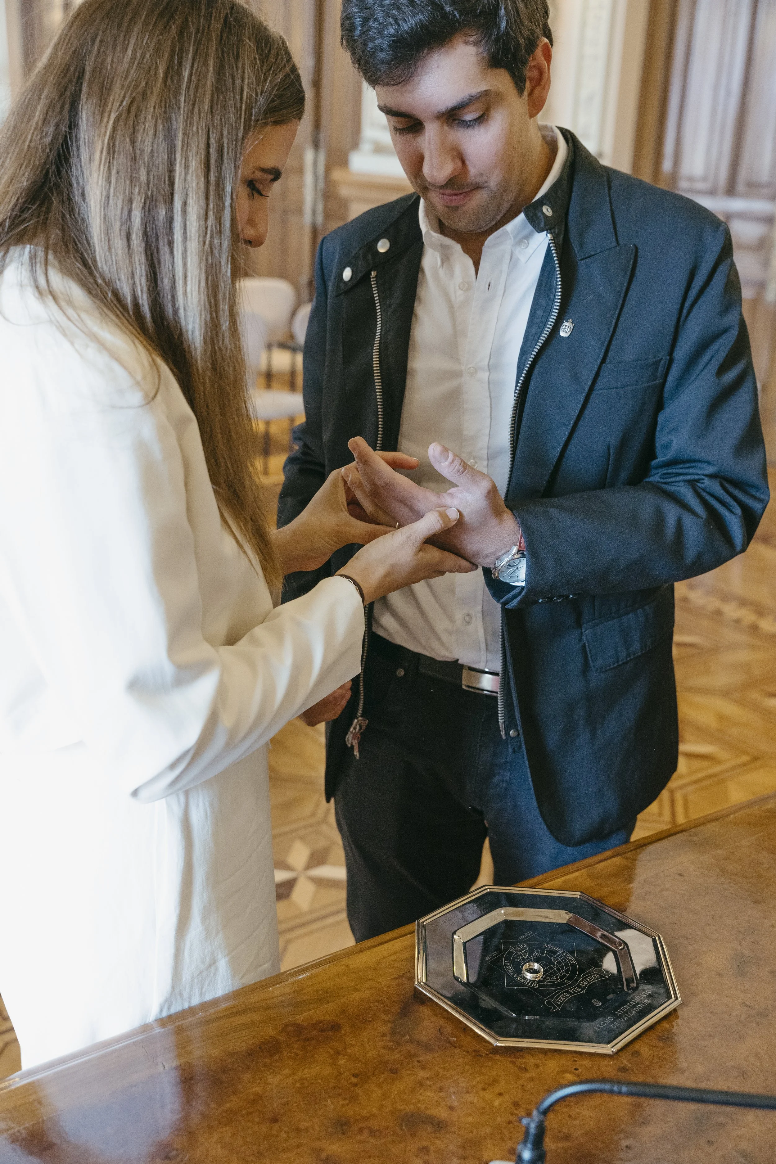 puesta de anillo de novia a novio en ceremonia de boda civi en el ayuntamiento de Valladolid
