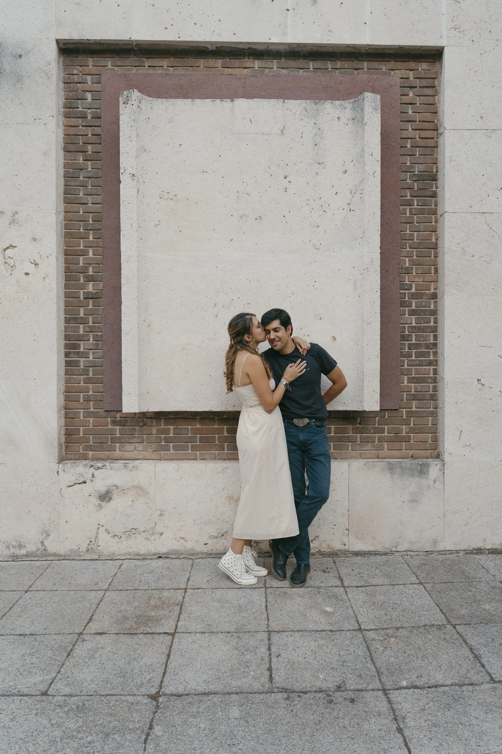 otografía retrato en sesión de pareja besando la novia al novio en exterior luz natural de Preboda en Madrid