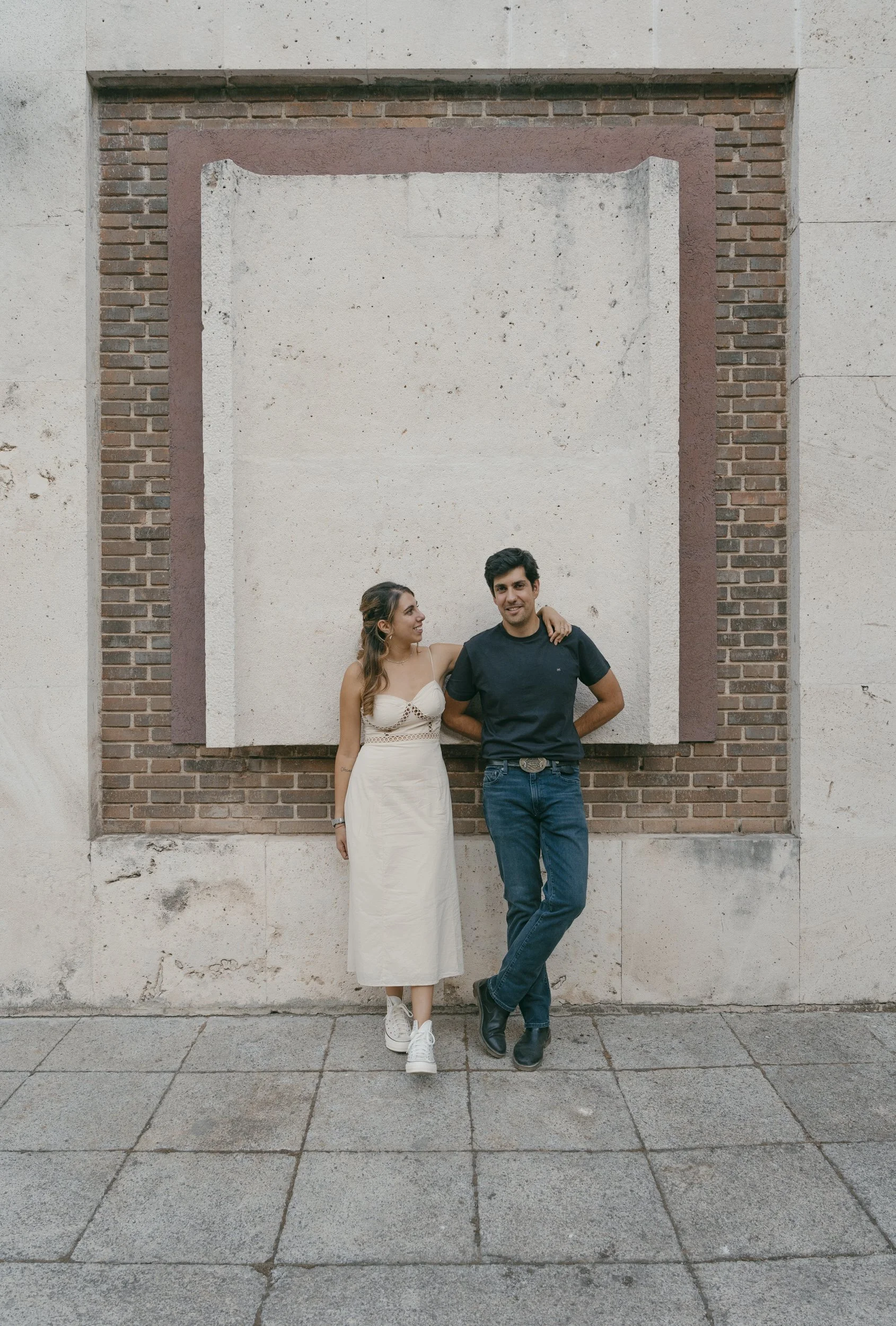 fotografía retrato en sesión de pareja mirando a cámara en exterior luz natural de Preboda en Madrid