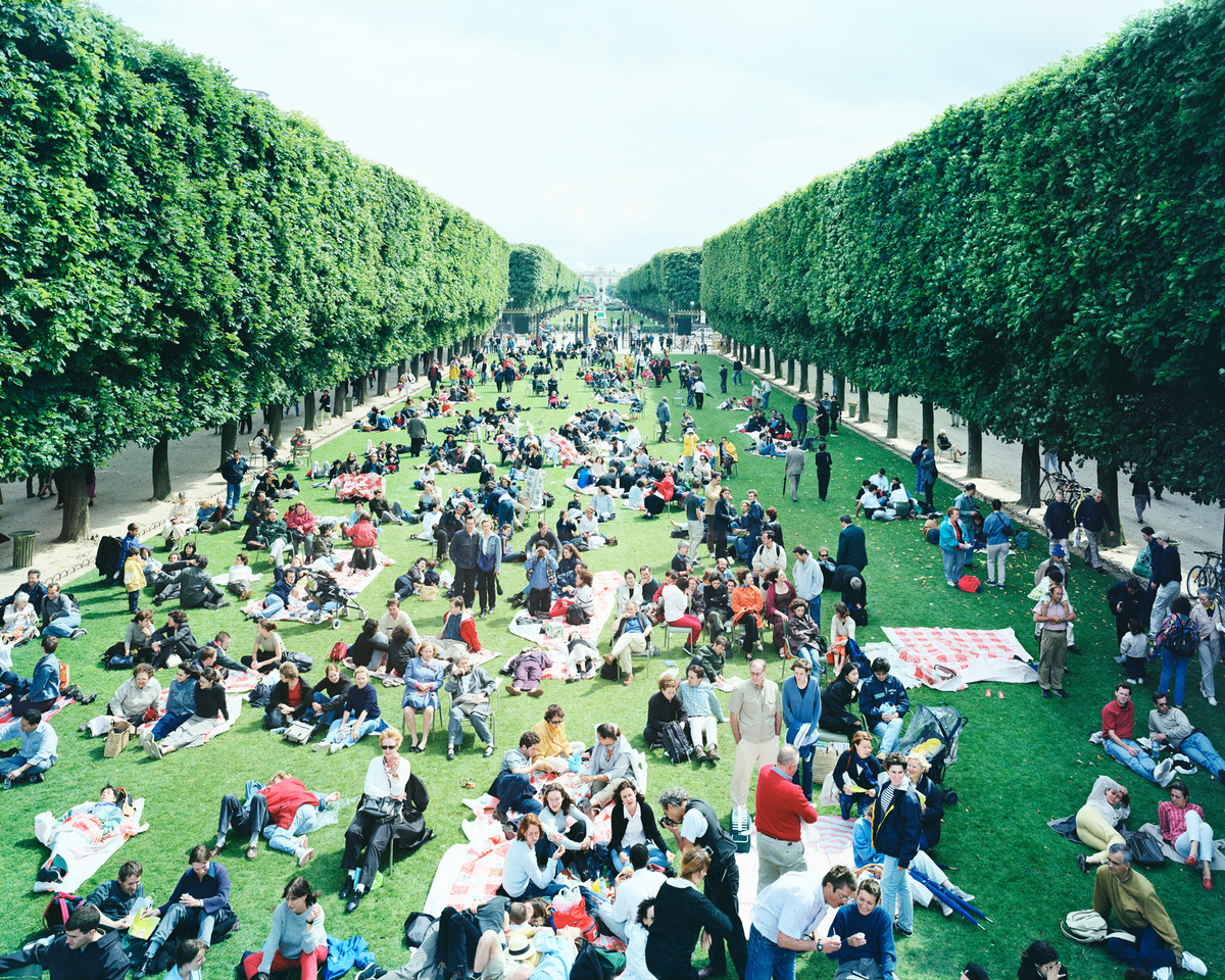 Massimo Vitali, Picnic Allée , 2000, stampa latex su tessuto pearl, 375 x 300 cm, courtesy Massimo Vitali e Mazzoleni, London-Torino