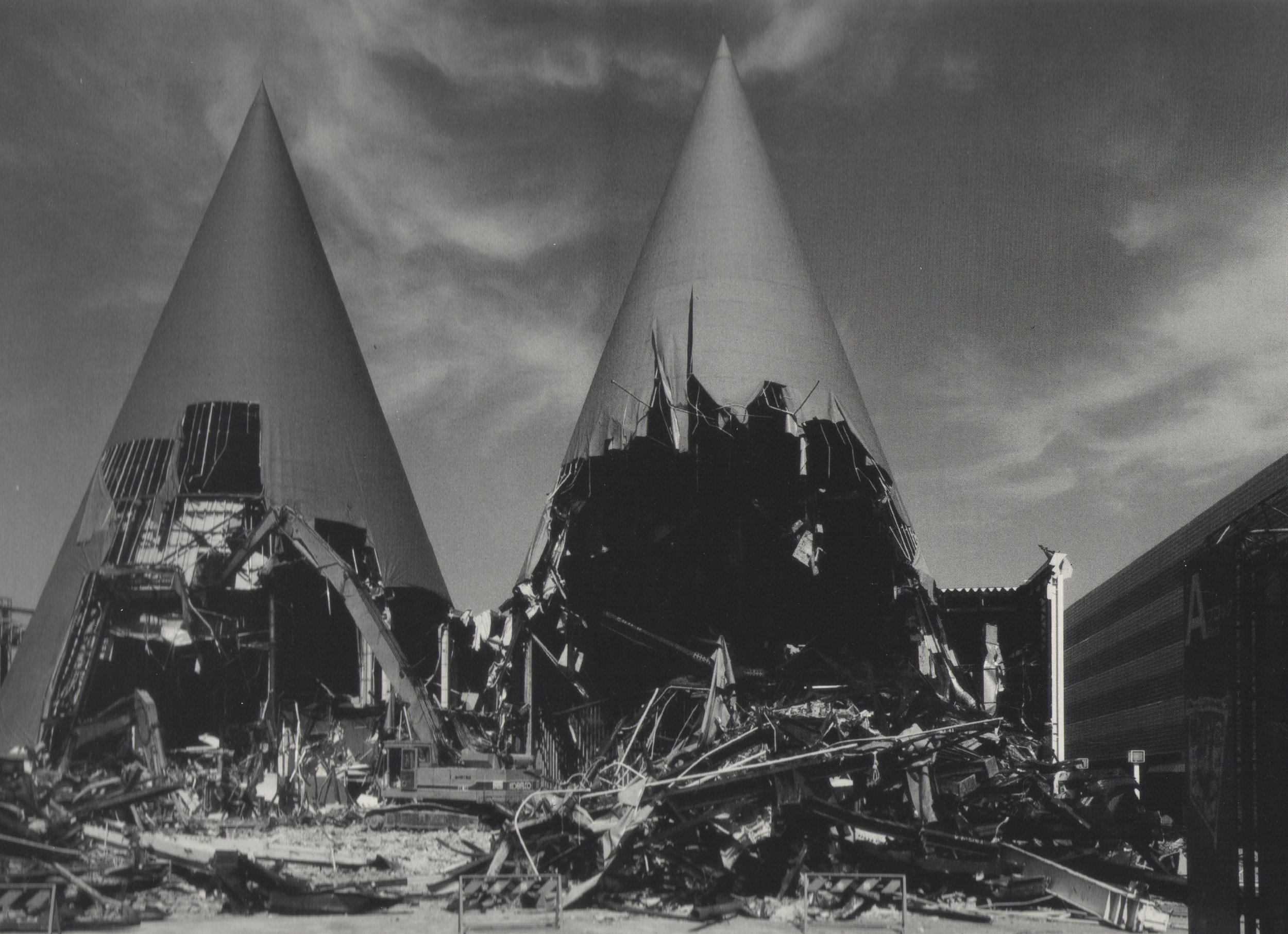 Ryuji Miyamoto, Pavillions of Tsukuba Expo '85 , 1985, stampa ai sali d'argento, 50 x 70 cm