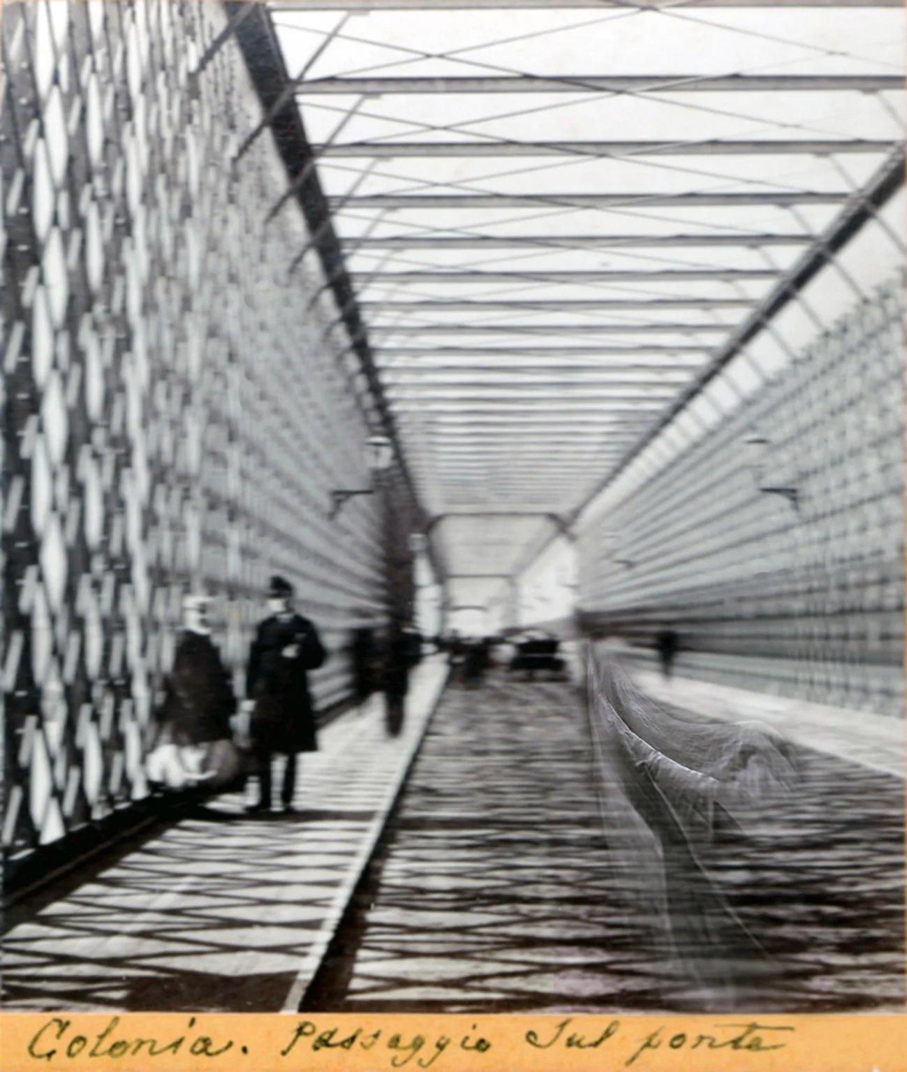 Costarocosa, Colonia. Passaggio sul ponte , 2019, rielaborazione digitale di foto stereoscopica, 12 x 13 cm, courtesy Collezione Lanfranco Carron Ceva
