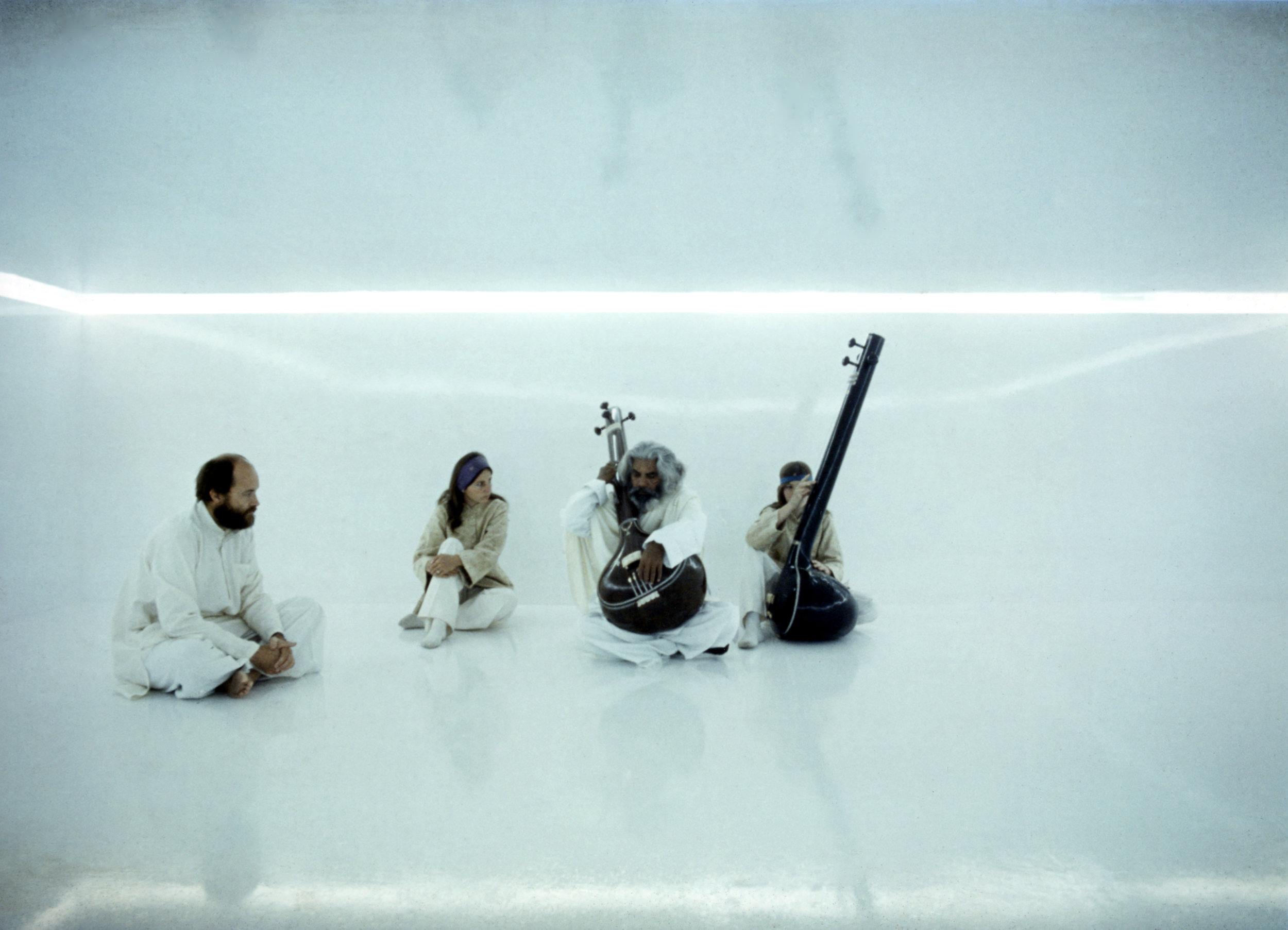 Gianni Berengo Gardin, Senza Titolo (Pandith Pran Nath, Marian Zazeela, Tania Moreau e LaMonte Young, dalla performance “A continuous frequency environment in sound and light with singing from time to time”), 1971, 50 x 70 cm, courtesy Castello di Rivara