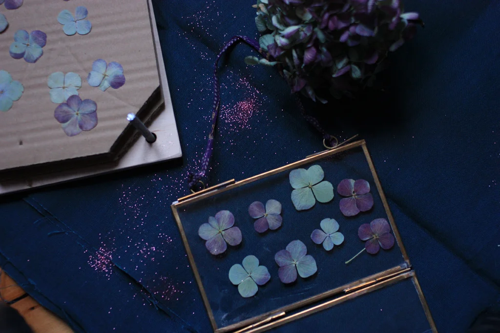 DIY: Dried Hydrangea in an indian frame