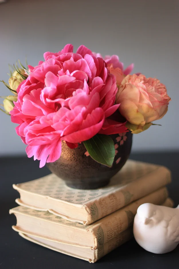 Lovely flower DIY: Using a Kenzan for a shallow vase