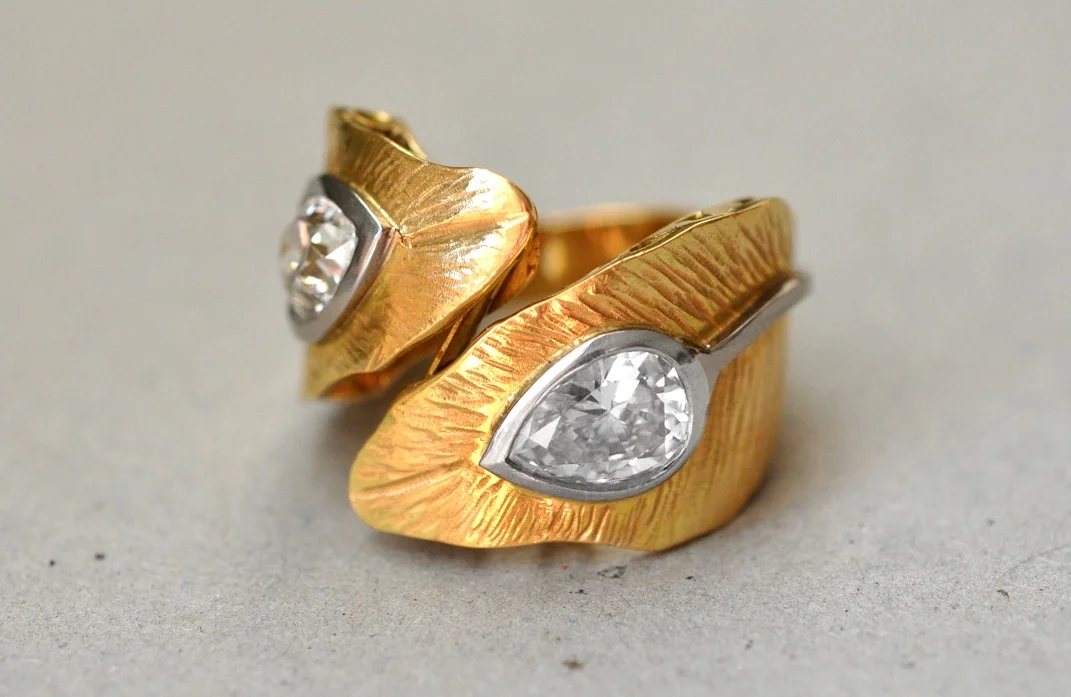 Yellow Gold 18 Carat Band Ring With Pear Shaped Diamonds Framed In White Gold Line And Hammered Leaves
