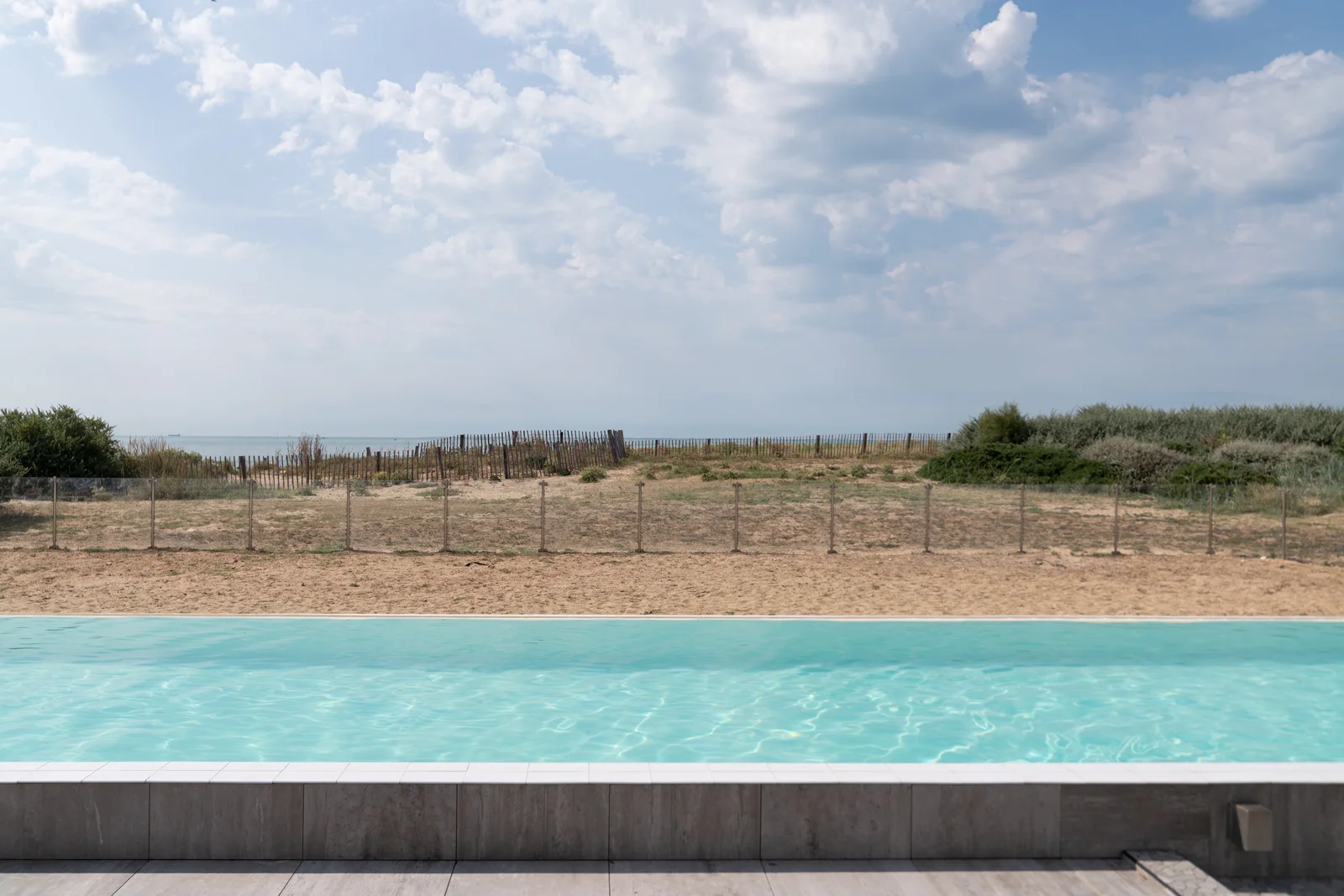 ile_de_re_france_infinity_pool.jpg