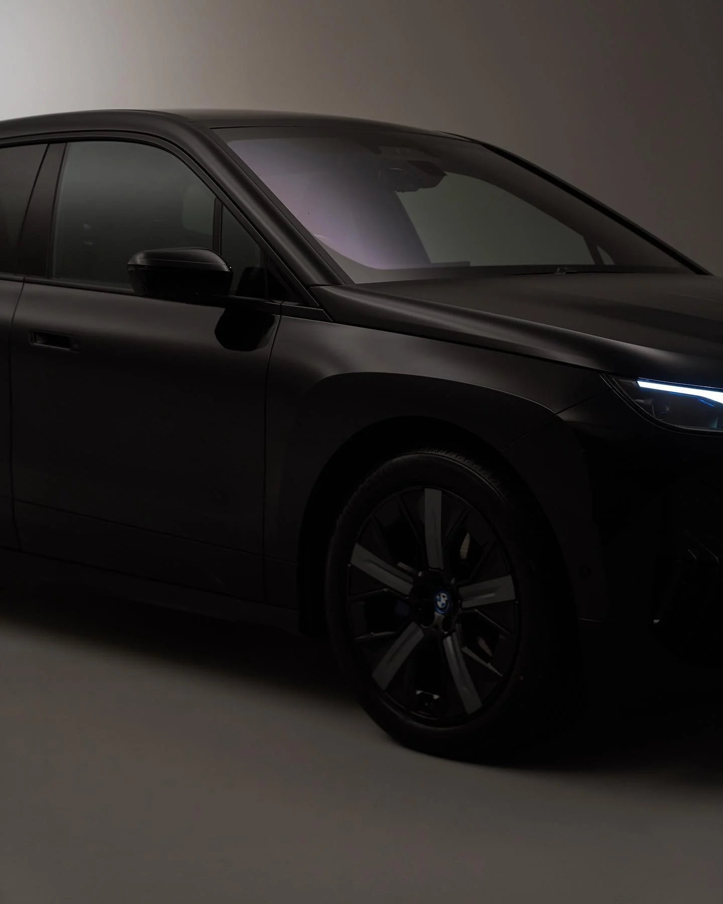 #Ad I'm always interested to learn about how to minimise my impact and live more mindfully (whether that is personally or professionally). So it was an utter privilege when @BMWUK invited me to capture the BMW iX, their first all electric SAV. Severa