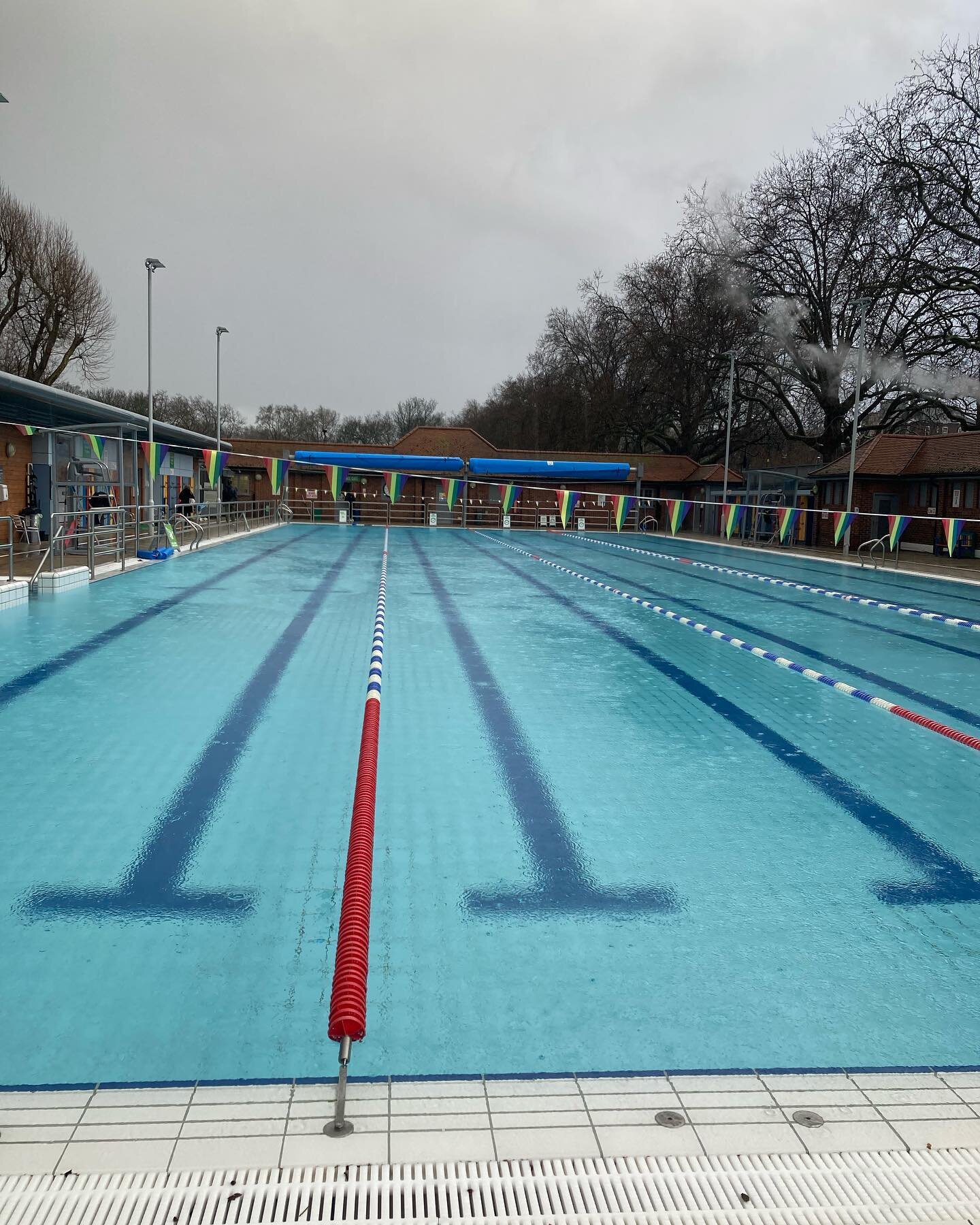 Evacuated lido ⚡️⚡️⚡️
@london_fields_lido