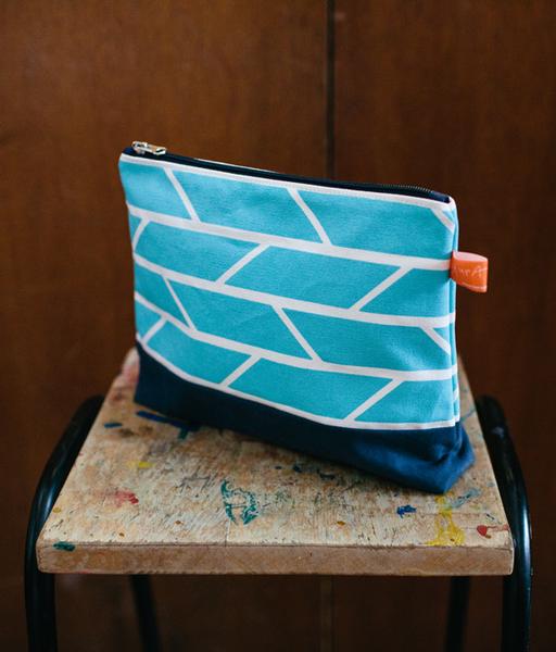 laura_spring_convergence_lightblue_washbag_45_grande.jpg