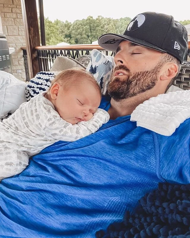 Afternoon snoozin’ with my little guy...π΄πΊ♠οΈ #DadLife