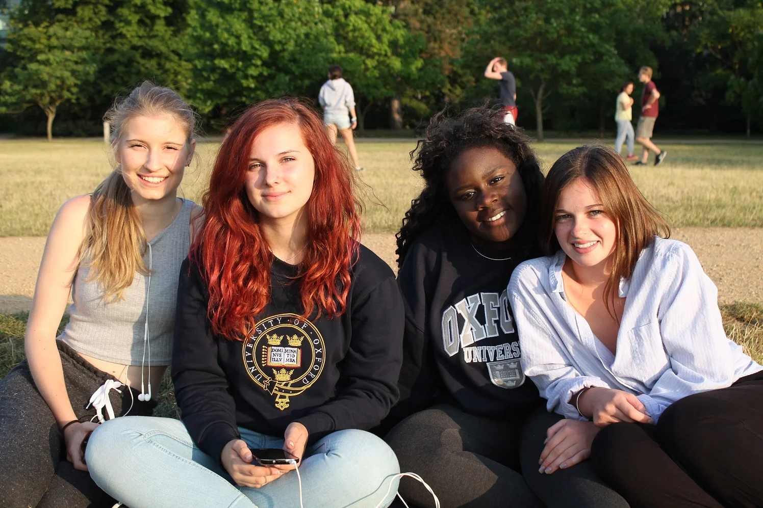 oxford_summer_school_students_outside_sitting.jpg