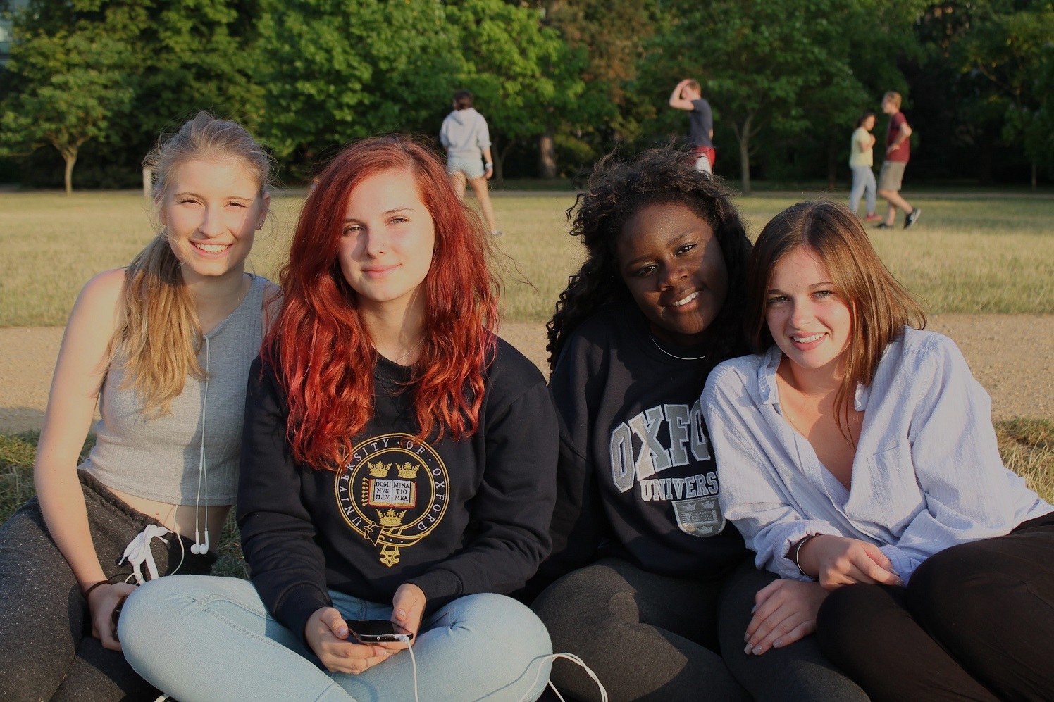 oxford_summer_school_students_outside_sitting.jpg