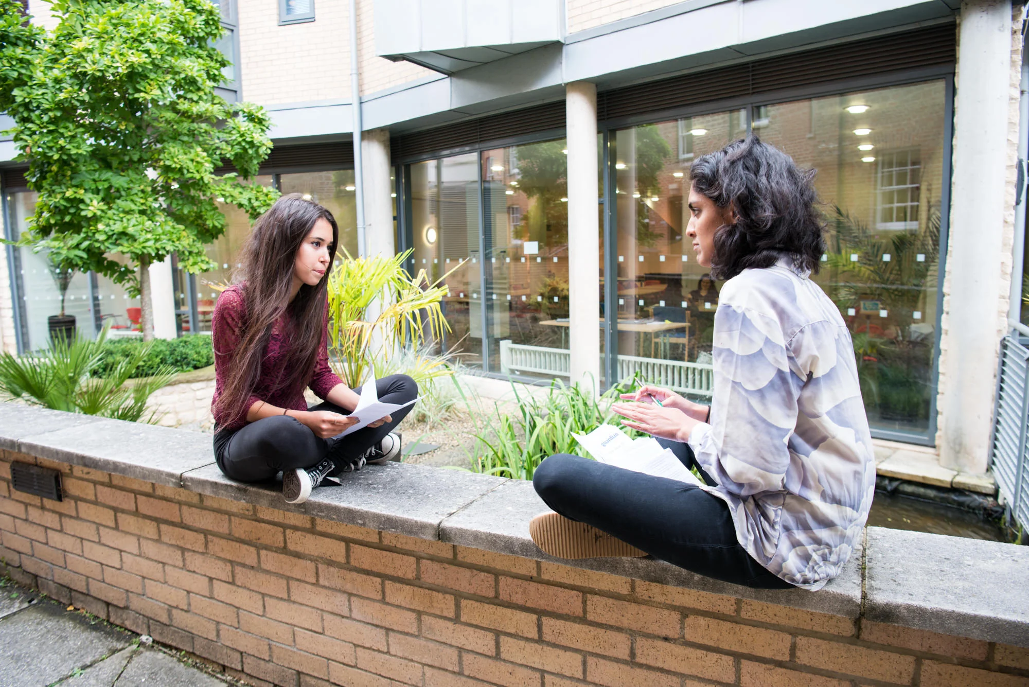 oxford_summer_school_student_talking_with_tutor.jpg