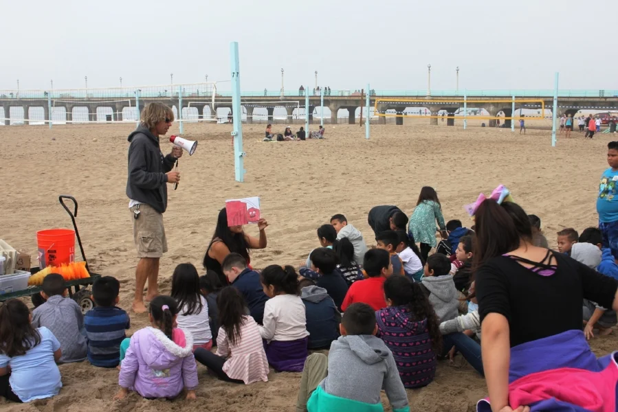 01Jan12 33-Eric telling them a story 2018.JPG