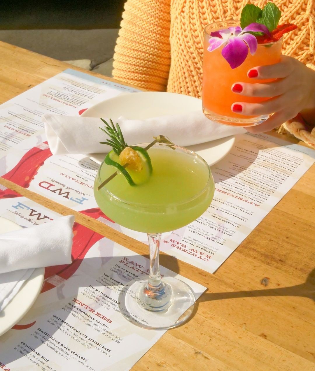 🍹 It may be spring but these cocktails from @eat_fwd say SUMMER! Tag a friend you want to share them with!⁠
⁠
📸: @eat_fwd⁠
⁠
#DowntownManhattanBeach #MBLocalLove #dining #diningMB #oceanview #reservations #fishingwithdynamite #cheers #cocktails ⁠
