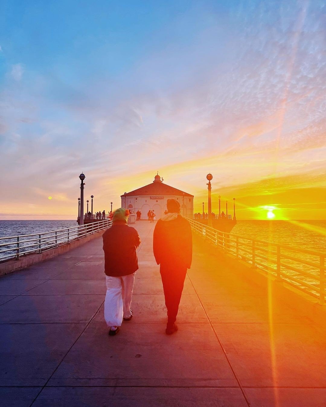 🌍️ With sunsets like these, Mother Nature deserves a round of applause. Happy Earth Day! Thanks to our own @brookewilen for capturing this stunner 😍⁠
⁠
📸: @brookewilen⁠
⁠
#DowntownManhattanBeach #MBLocalLove #manhattanbeachpier #piershot #homeswee