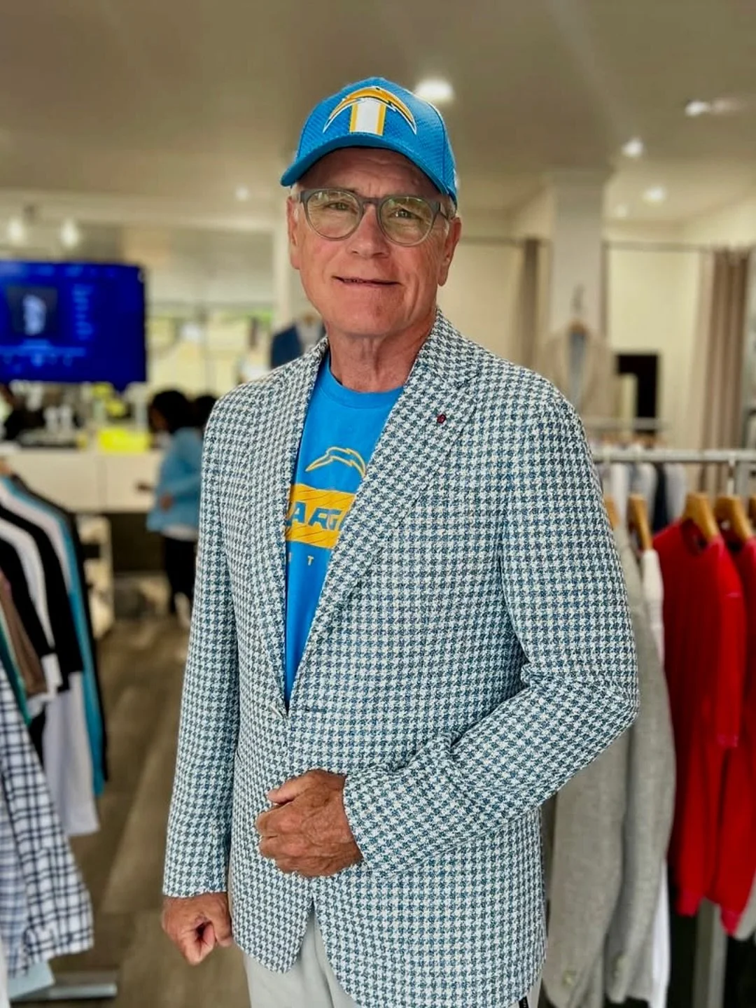 It&rsquo;s Game Day ⁠⚡️ LA @chargers defensive analyst @rick.minter.54 getting a fresh fit from @manhattandenim. Let&rsquo;s go Chargers!

📸: @manhattandenim 

#DowntownManhattanBeach #MBLocalLove #chargers #gameday #gamedayfit #manhattandenim
⁠
