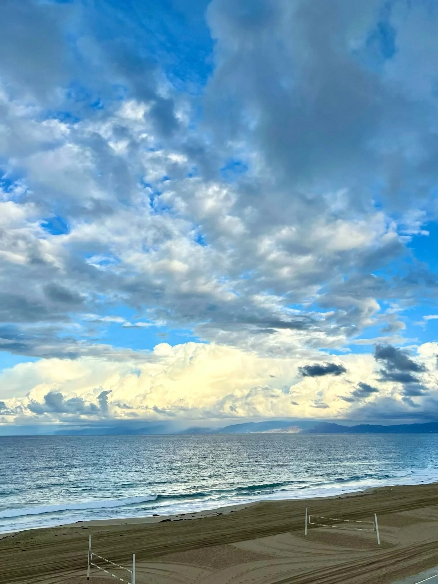 Some days Mother Nature likes to show off and remind us of why we love Manhattan Beach and the South Bay. 🌊✨